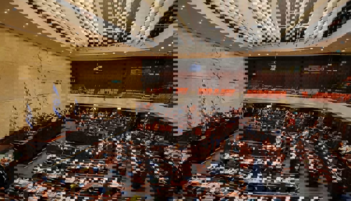 مظاهرة داخل الكنيست الإسرائيلي للمطالبة بانتخابات مبكرة وإنهاء الحرب 