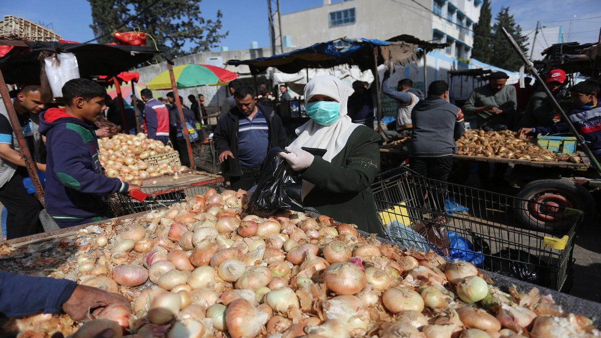الأوضاع الاقتصادية تنهك أسواق غزة في رمضان وغياب للإجراءات الوقائية من كورونا (فيديو)