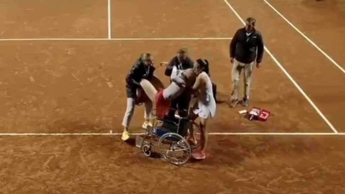 غادرت على كرسي متحرك.. نجمة تنس تنهار في الملعب (فيديو)