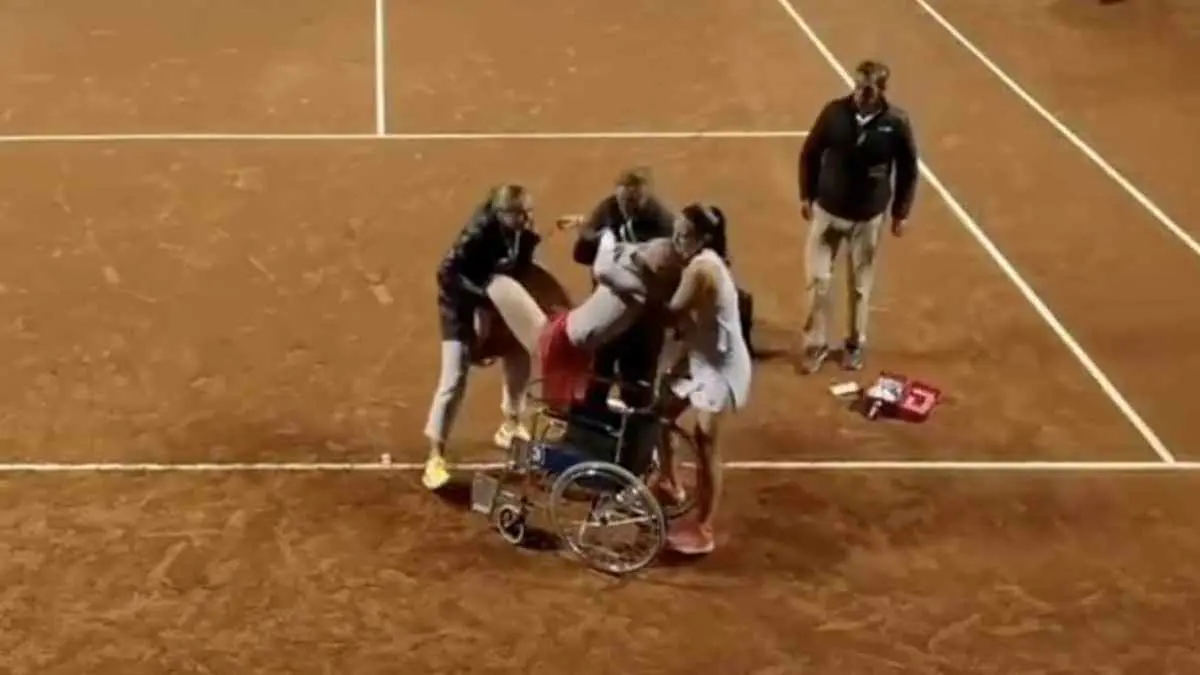 غادرت على كرسي متحرك.. نجمة تنس تنهار في الملعب (فيديو)