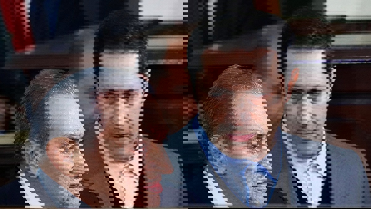 أول تعليق لعلاء مبارك على وفاة والده (فيديو)