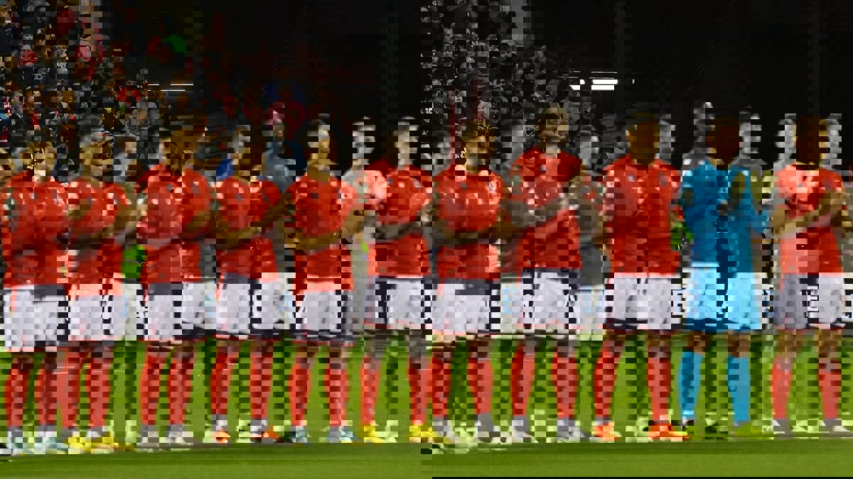 ظاهرة نادرة.. لماذا لا توجد إعلانات على قميص نوتنغهام فورست بالدوري الإنجليزي؟ (صور)