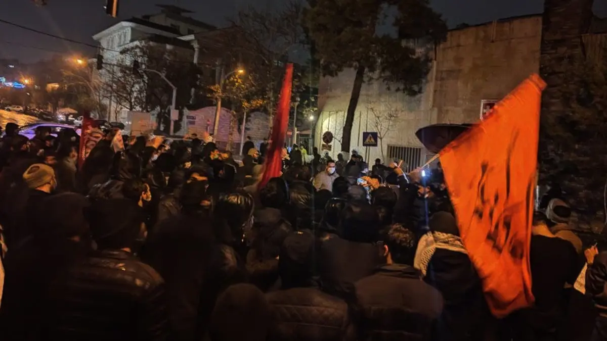 في ذكرى اغتيال سليماني.. إيرانيون ينظمون احتجاجا قرب السفارة السويسرية