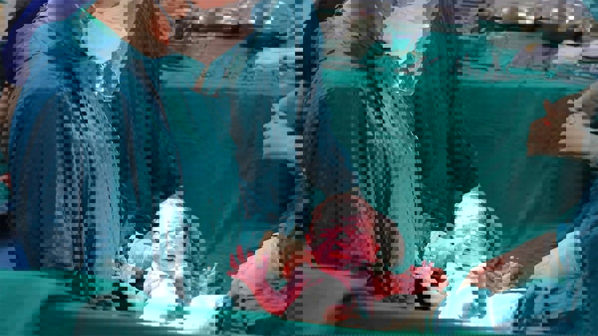 دراسة: الولادة القيصرية مرتبطة بزيادة خطر إصابة المواليد بسرطان الدم