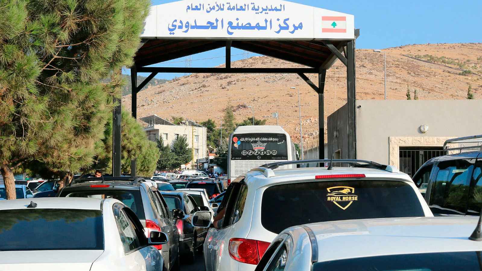 المرصد السوري: مهربون موالون للأسد أدخلوا أسلحة متطورة من لبنان