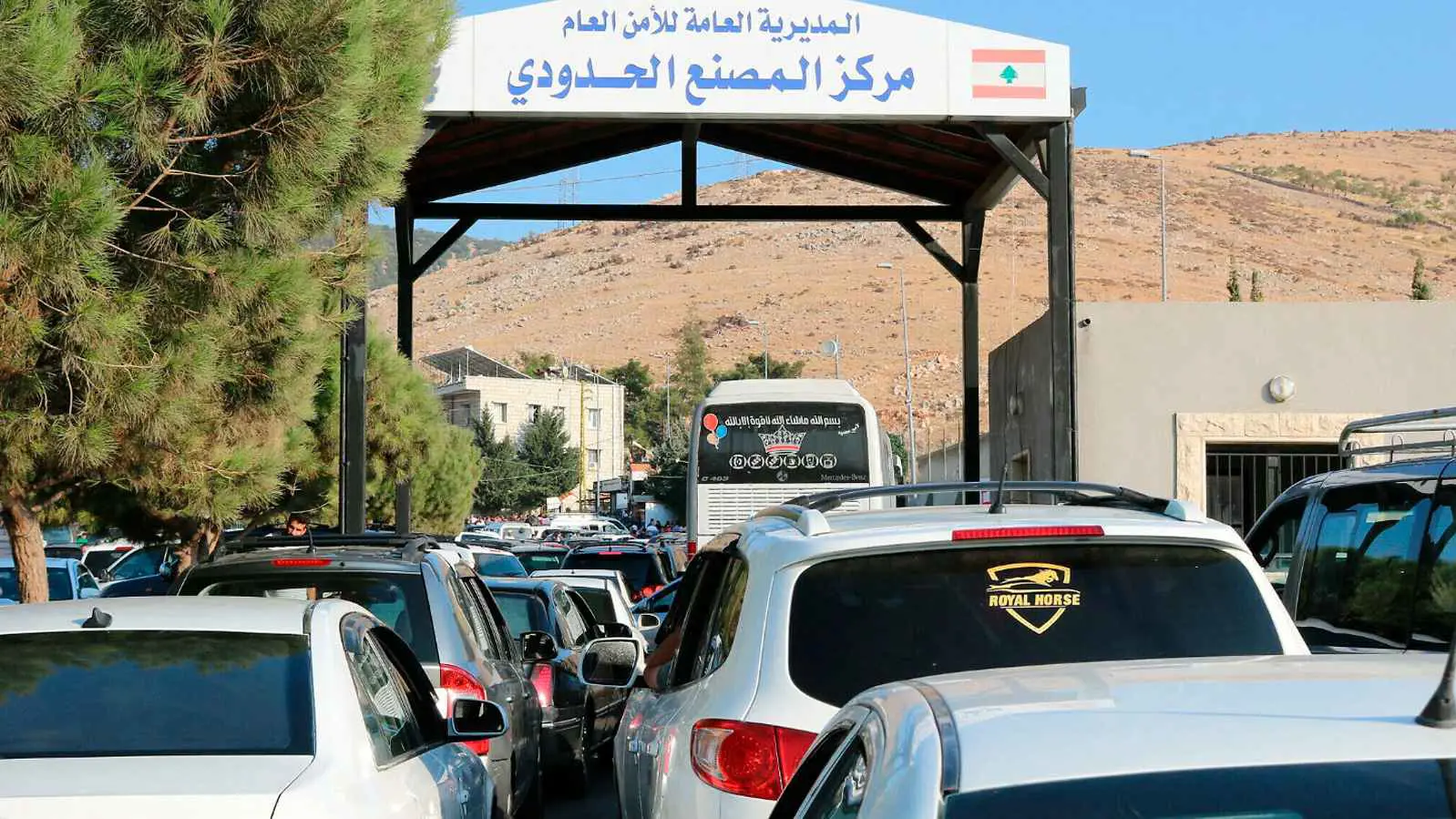 المرصد السوري: مهربون موالون للأسد أدخلوا أسلحة متطورة من لبنان