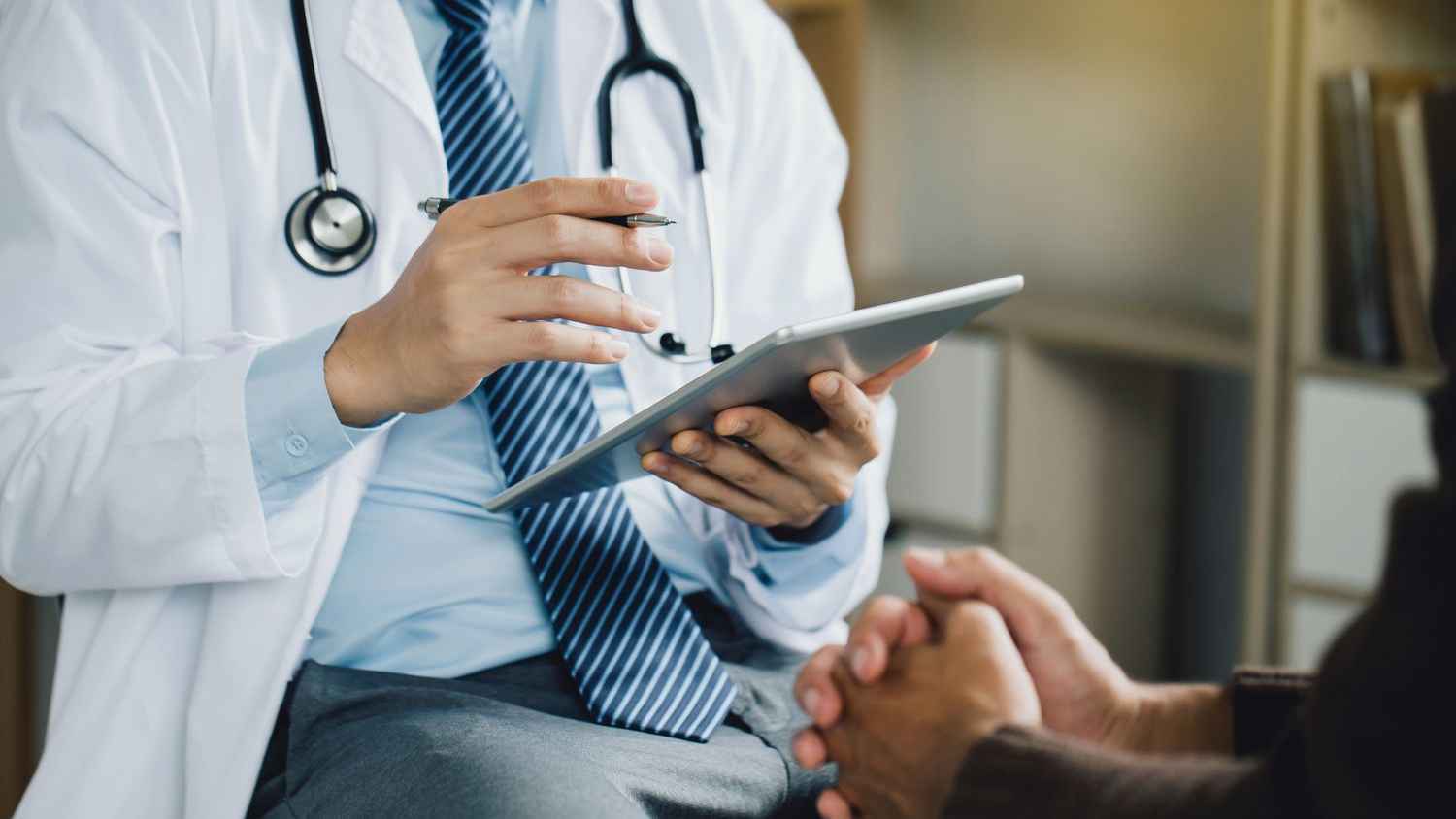 مصر.. طبيب بيطري يجري عمليات قلب لمرضى ويتسبب بموتهم