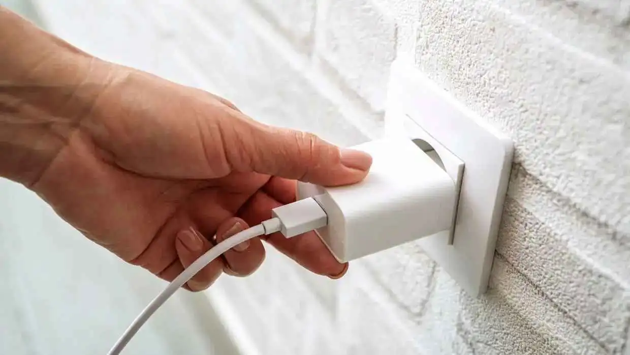 ترك الشاحن متصلا.. كم يستهلك من الكهرباء؟