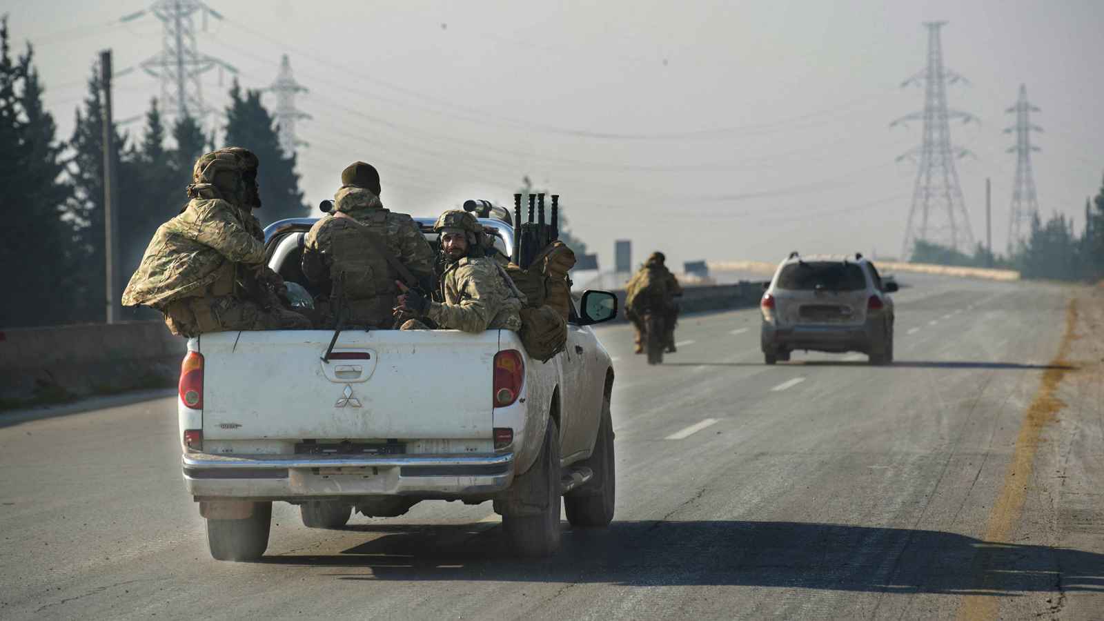 سوريا.. تعزيزات عسكرية لتأمين معبر نصيب مع الأردن (فيديو)