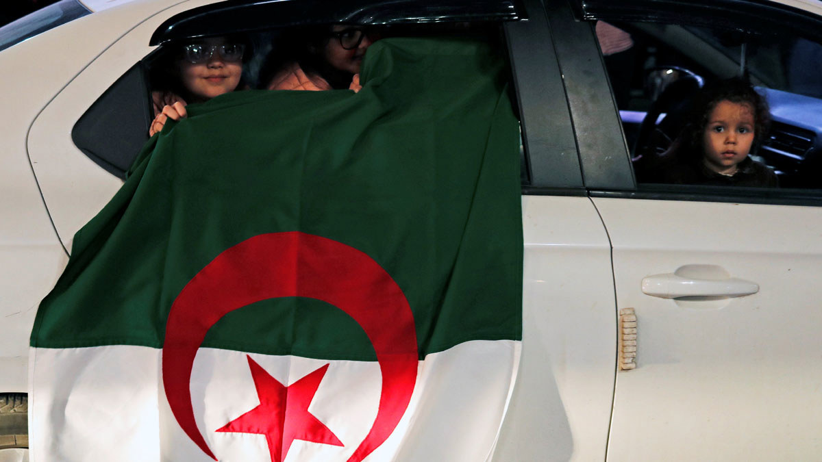 شاهد.. احتفالات الجزائريين بقرارات بوتفليقة (فيديو وصور)