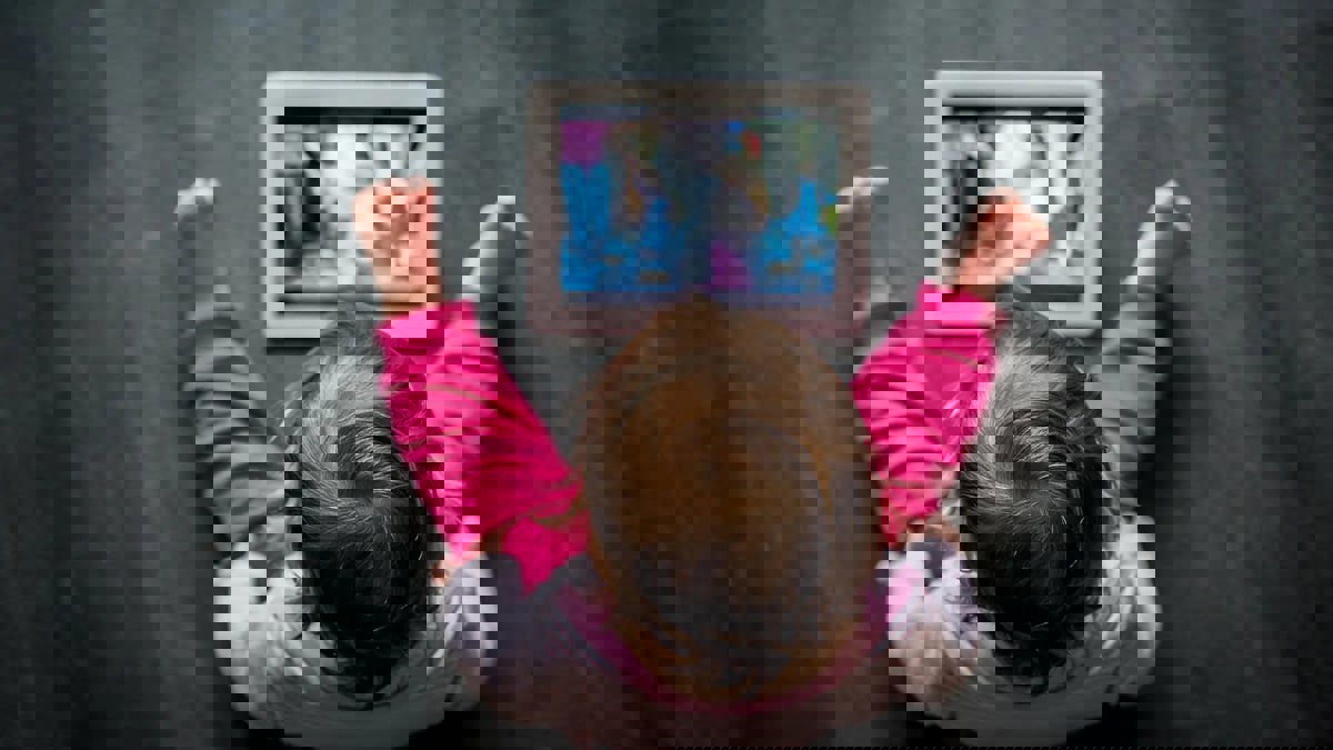 العلاقة بين الجينات ووقت الشاشة تؤثر على صحة الأطفال النفسية