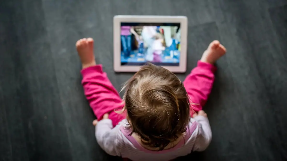 العلاقة بين الجينات ووقت الشاشة تؤثر على صحة الأطفال النفسية