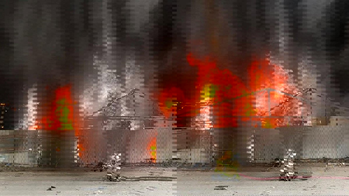 السيطرة على حريق هائل اندلع بسوق الخيام في الكويت