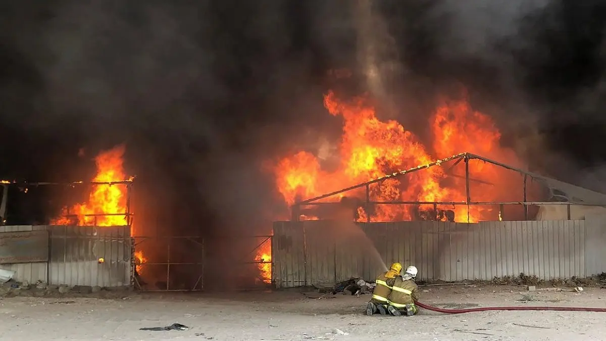 السيطرة على حريق هائل اندلع بسوق الخيام في الكويت