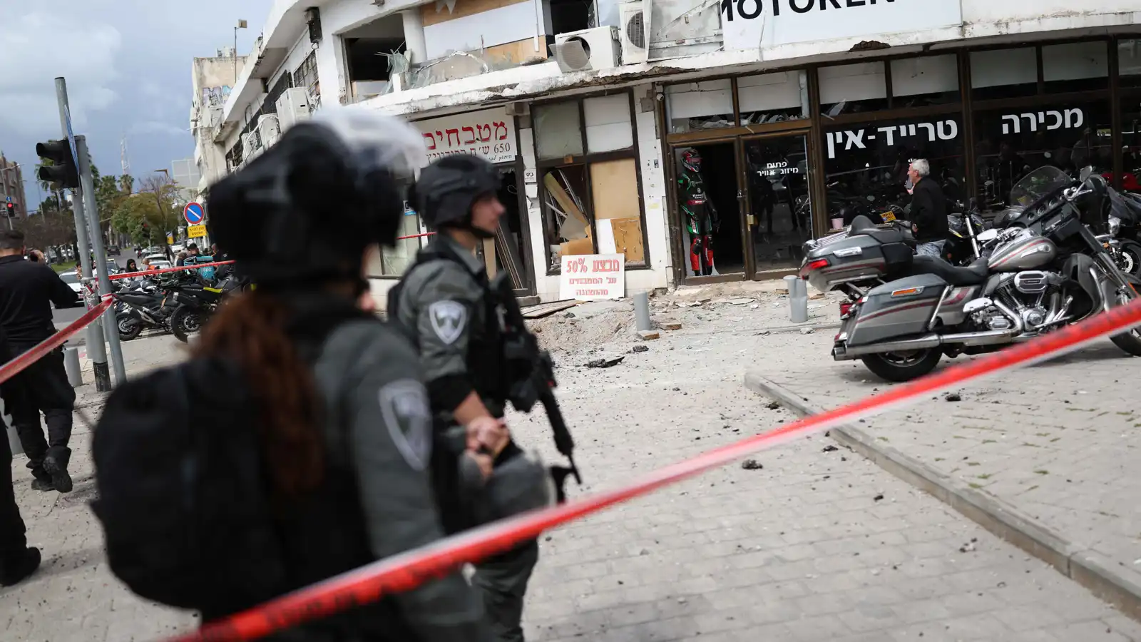 أضرار بمبان وفندق في تل أبيب بعد اعتراض صاروخ إيراني عنقودي