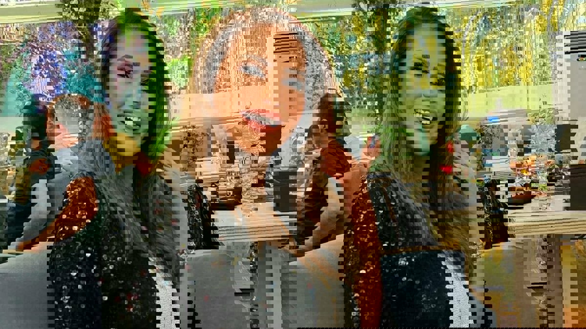 سوسن ميخائيل باكية: مجبرة على فتح بث مباشر في "تيك توك"(فيديو)