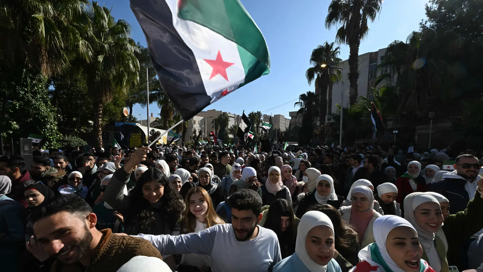 واشنطن: نتواصل مع "هيئة تحرير الشام" ولا نستبعد إرسال وفد لدمشق