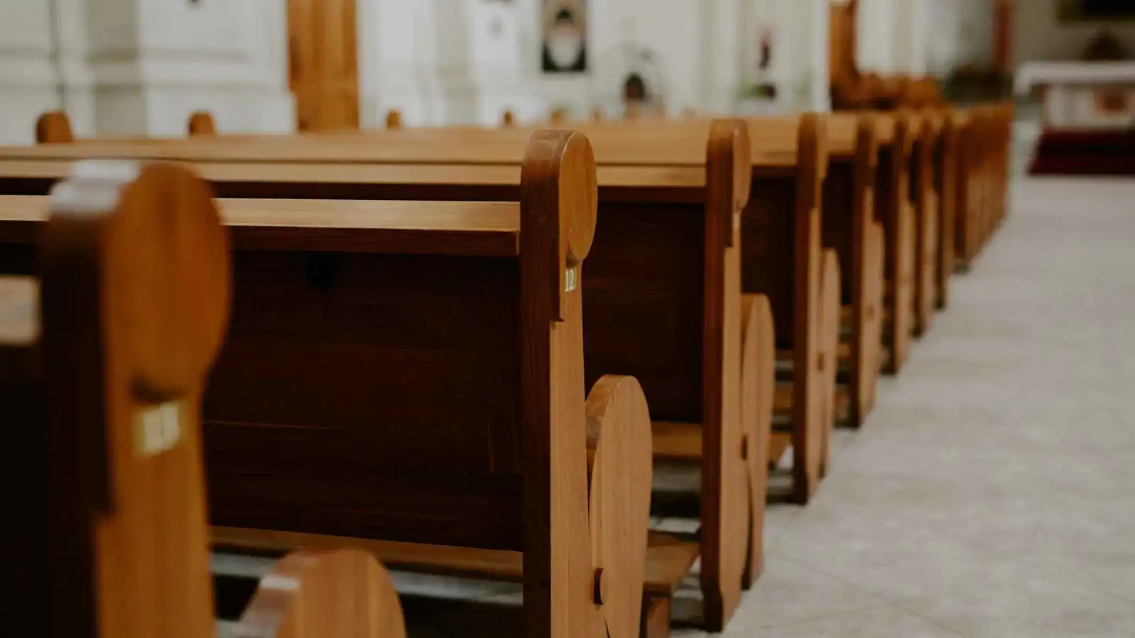 "17 عشيقة" تدفع أسقفا لتقديم استقالته