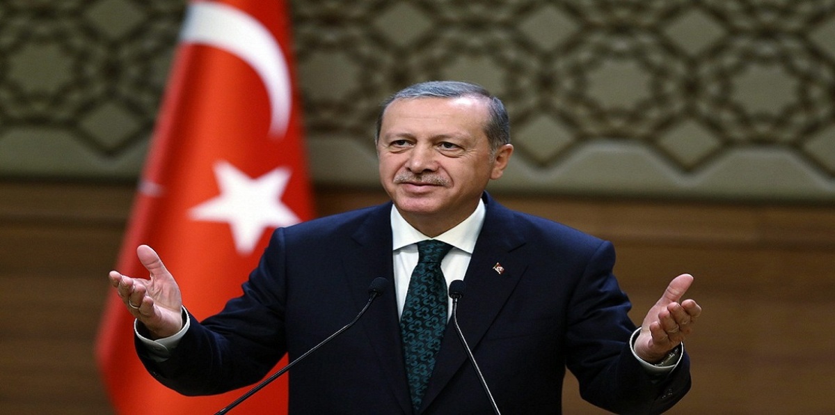 أردوغان يواسي الجزيرة ويمشي في جنازة الإعلام التركي (فيديو)