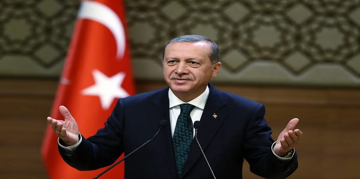 أردوغان يواسي الجزيرة ويمشي في جنازة الإعلام التركي (فيديو)