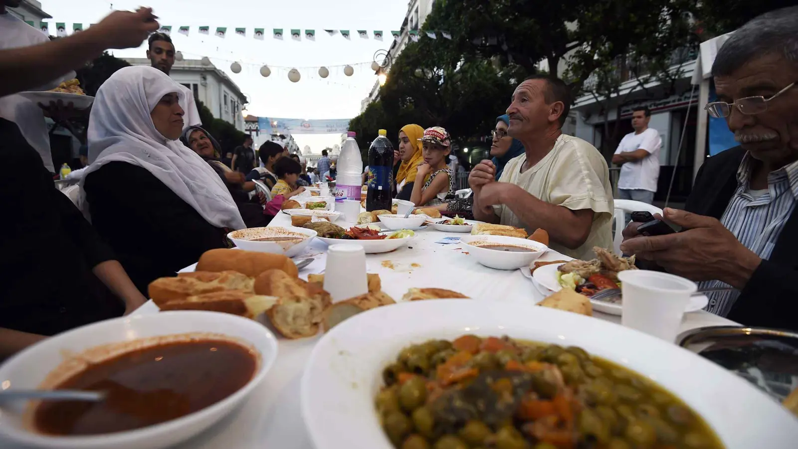 "لا تستعجل".. تقليد رمضاني سنوي عبر طرقات الجزائر (فيديو إرم)