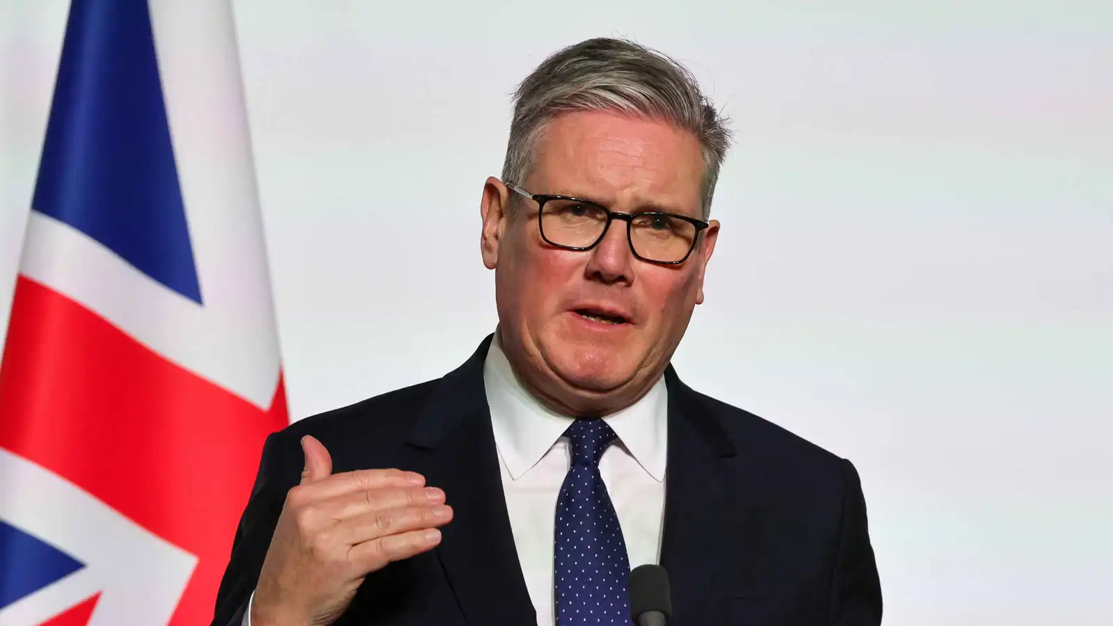 فوضى الاستقالات وتراجع الشعبية يضعان مصير ستارمر على المحك