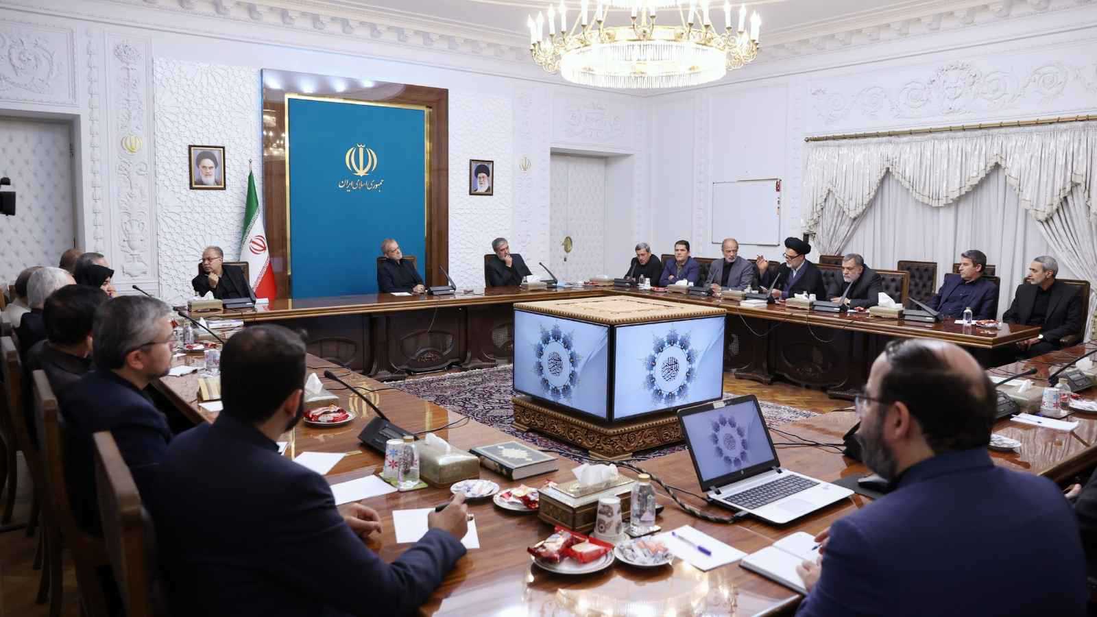 لجنة برلمانية إيرانية تطالب بإعادة النظر في السياسة الخارجية