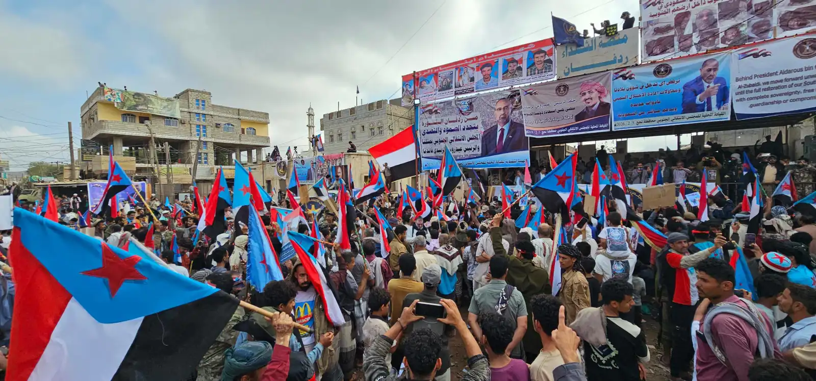 آلاف الجنوبيين يرفضون عودة رشاد العليمي إلى عدن