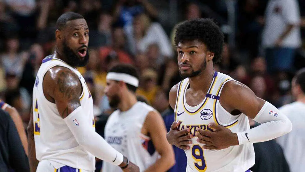 في حدث تاريخي.. ليبرون جيمس يشارك ابنه اللعب بمباراة واحدة