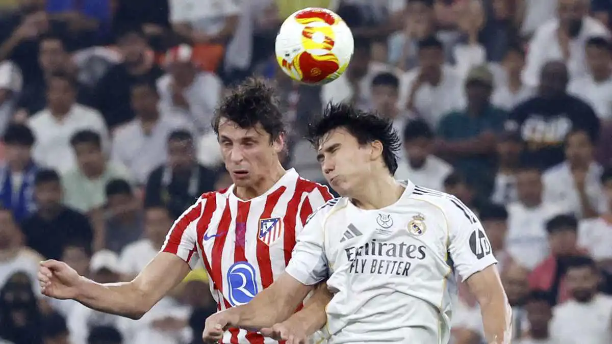 تجاهل طردا واضحا.. خطأ كارثي من حكم مباراة ريال مدريد وأتلتيكو (صور)