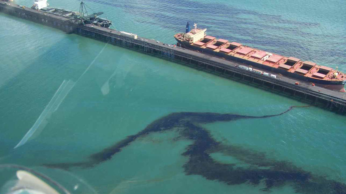 القطران يغطي شواطئ إسرائيل بعد تسرب نفطي في البحر المتوسط‎ (فيديو وصور)