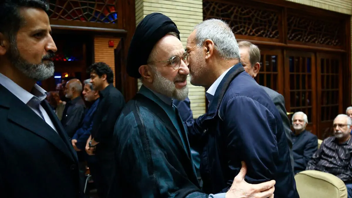 خاتمي: الشعب الإيراني "المنكوب" عليه التصويت لبزشكيان