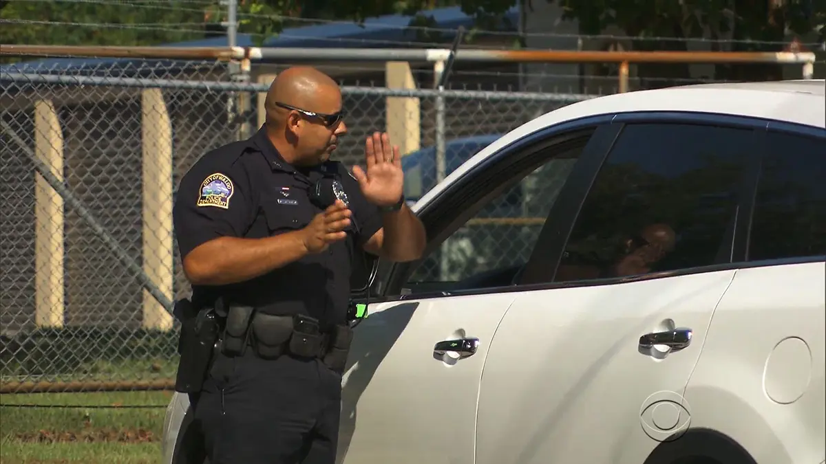 رد فعل مؤثر من طفلة حاصرتها الشرطة مع أسرتها (فيديو)