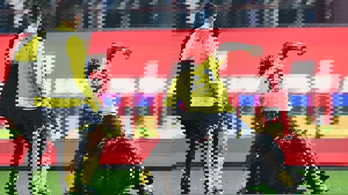 بطريقة لافتة.. باتشواي يضرب مشجعًا اقتحم أرض الملعب (فيديو)