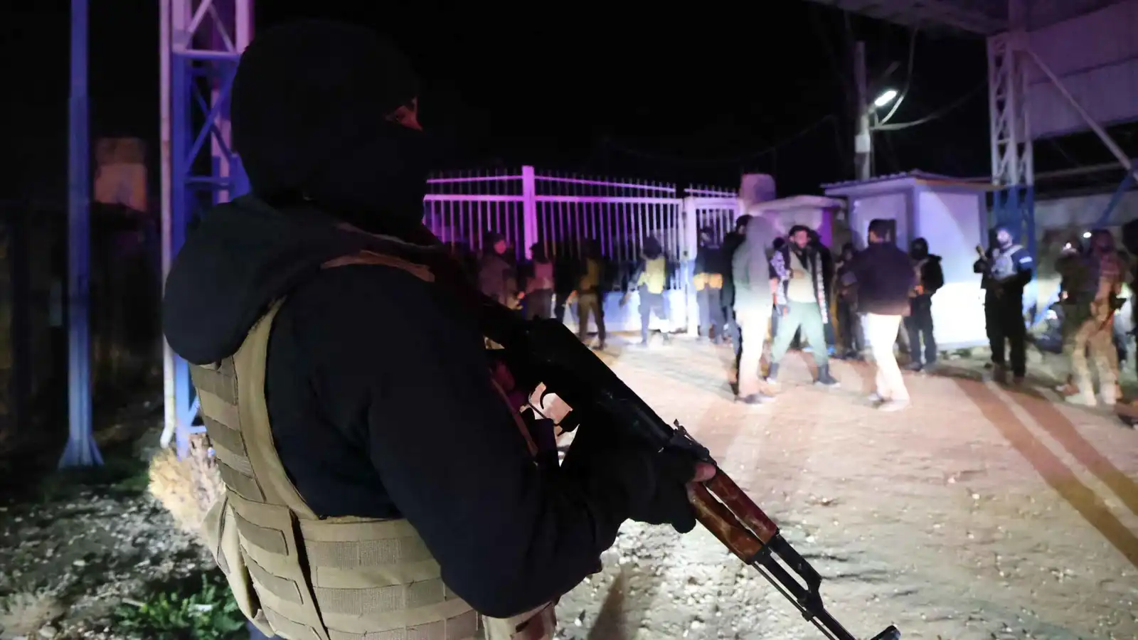 الجيش السوري يتعهد بمحاسبة مرتكبي التجاوزات في العمليات العسكرية