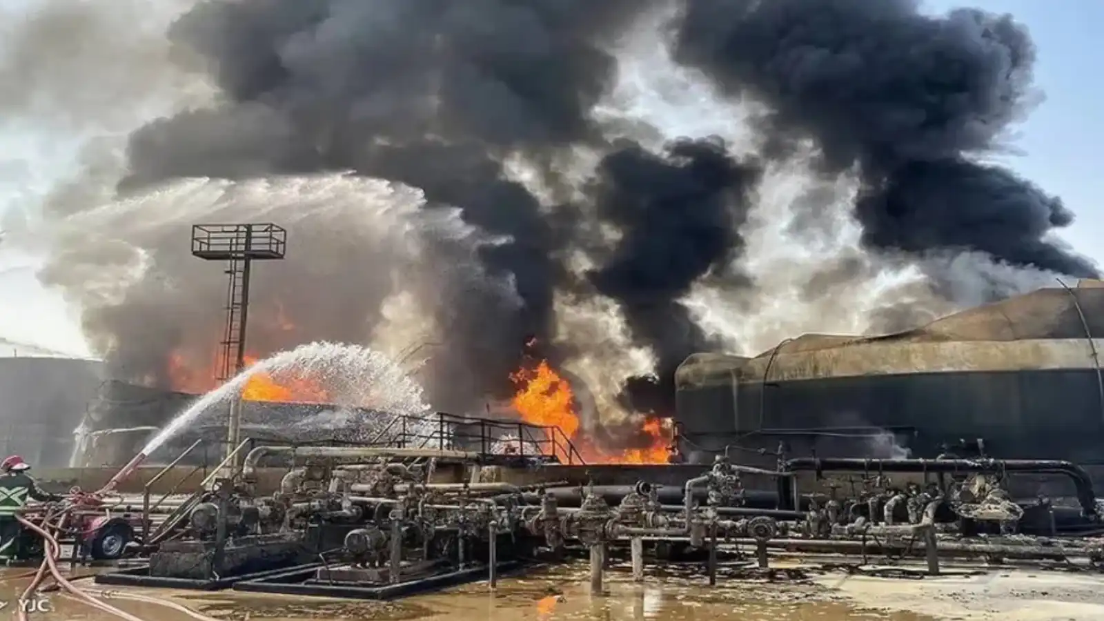 قتيل وإصابات في حريق ضخم بأكبر مصفاة نفط إيرانية (فيديو)