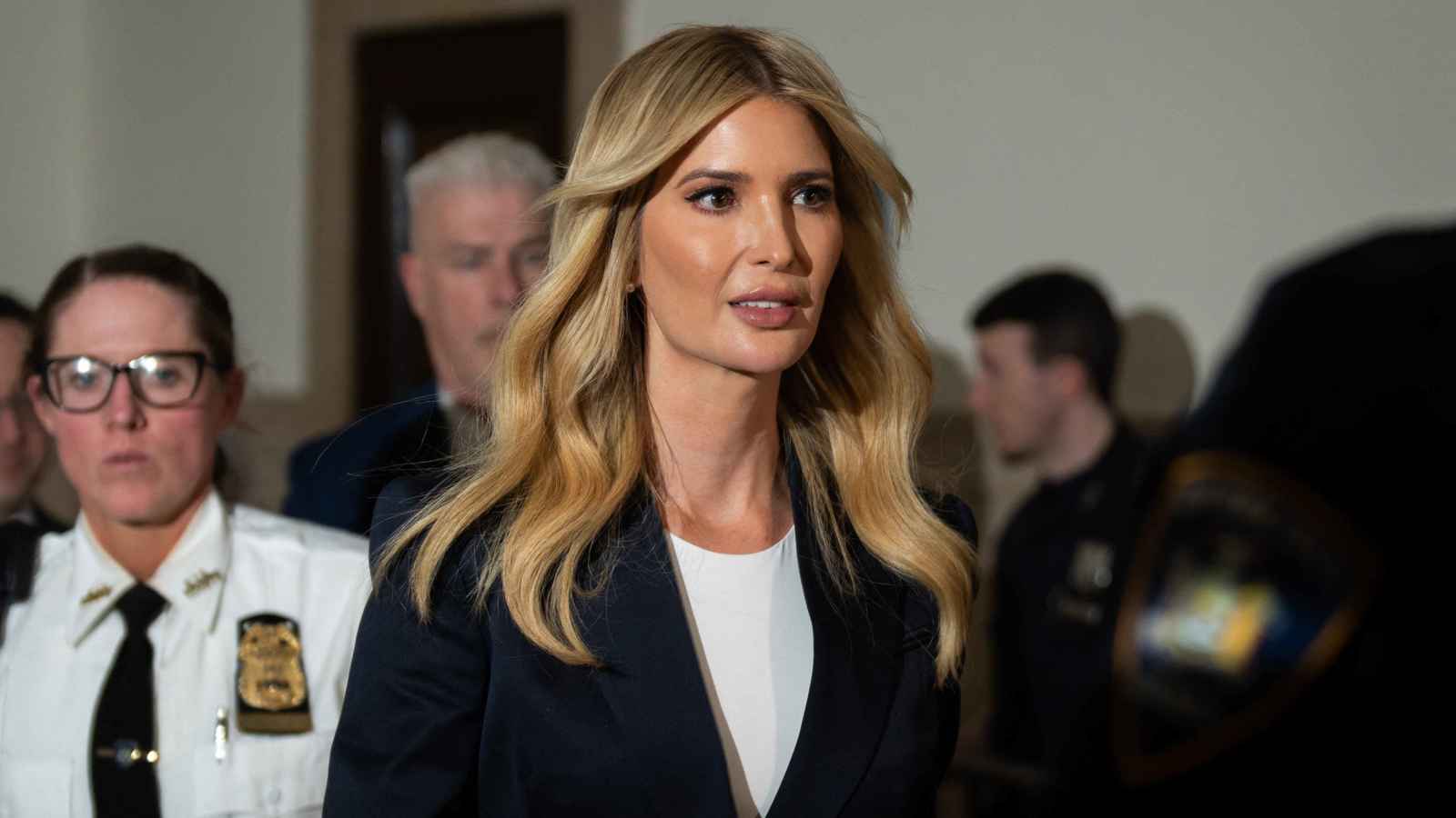 ما سر اختفاء إيفانكا ترامب عن أهم معركة سياسية لوالدها؟