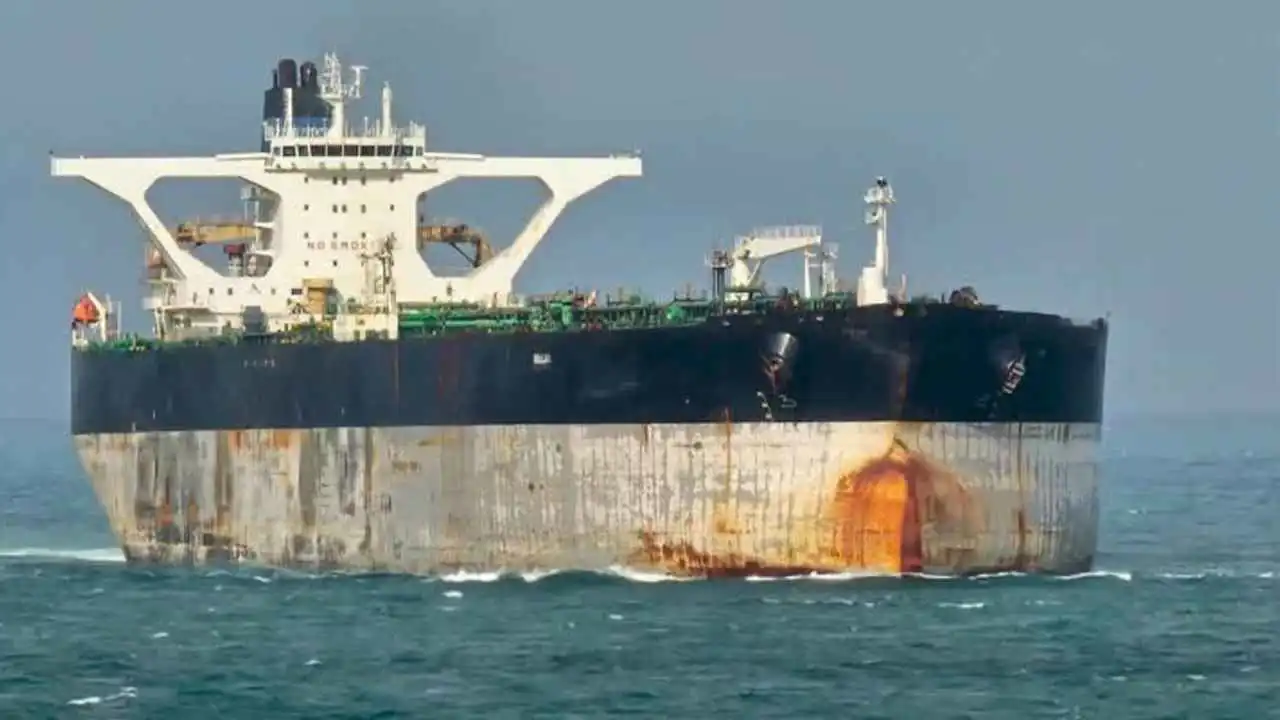 هربت بستار العلم الروسي.. مطاردة الناقلة"بيلا 1" تكشف ثغرات العقوبات الأمريكية