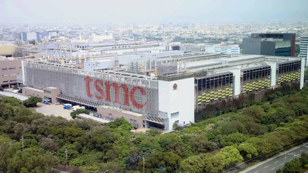 أزمة الرقائق تضرب طموحات أبل.. تكاليف TSMC تعيد إنتل للواجهة