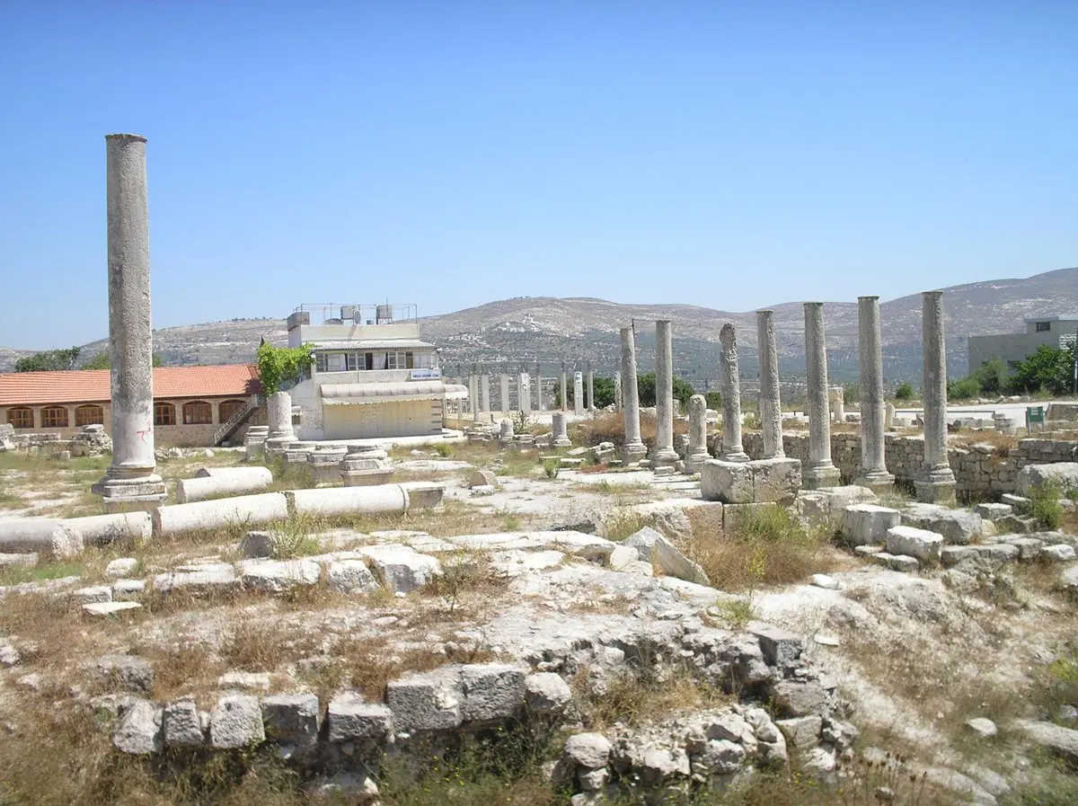 سبسطية.. حيث الصراع يدمر التاريخ