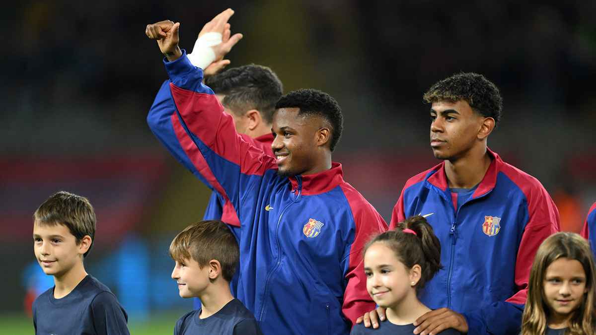 صوم وصلاة وقرآن.. نجم برشلونة ينشر يومياته في رمضان (صور)