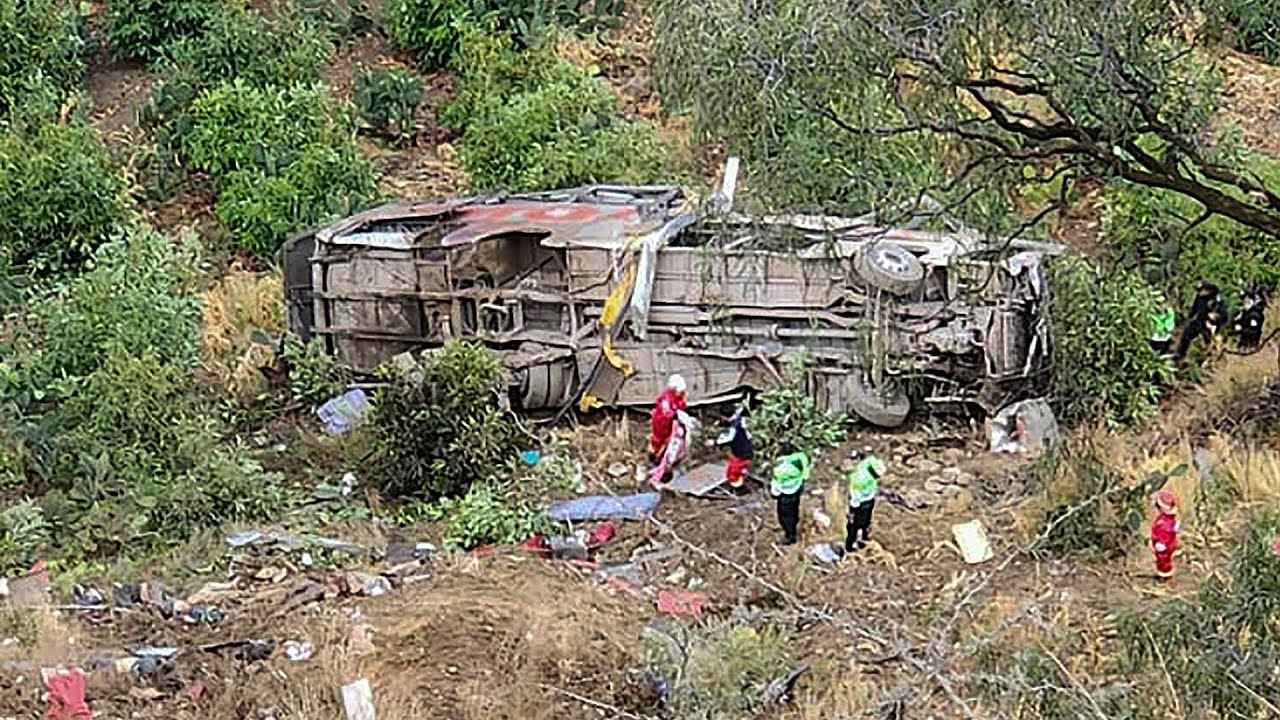 عشرات القتلى والجرحى جراء سقوط حافلة ركّاب في بوليفيا (فيديو)