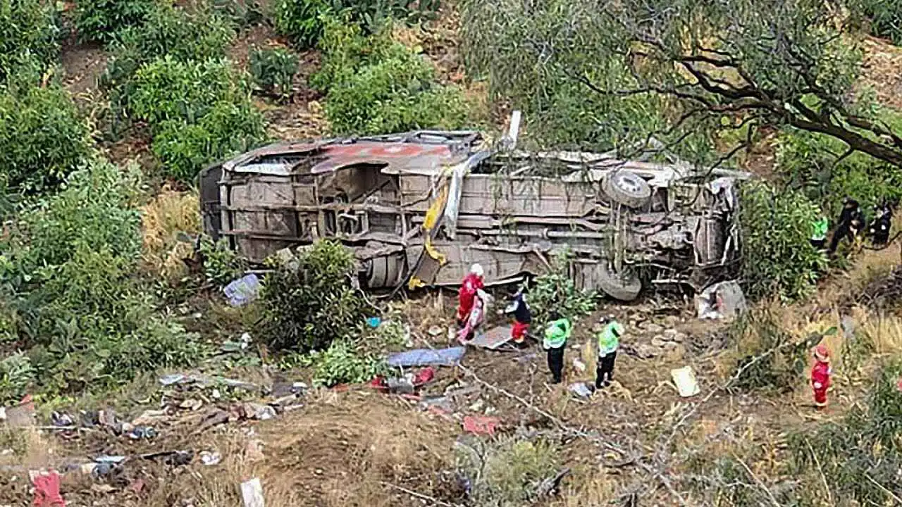 عشرات القتلى والجرحى جراء سقوط حافلة ركّاب في بوليفيا (فيديو)