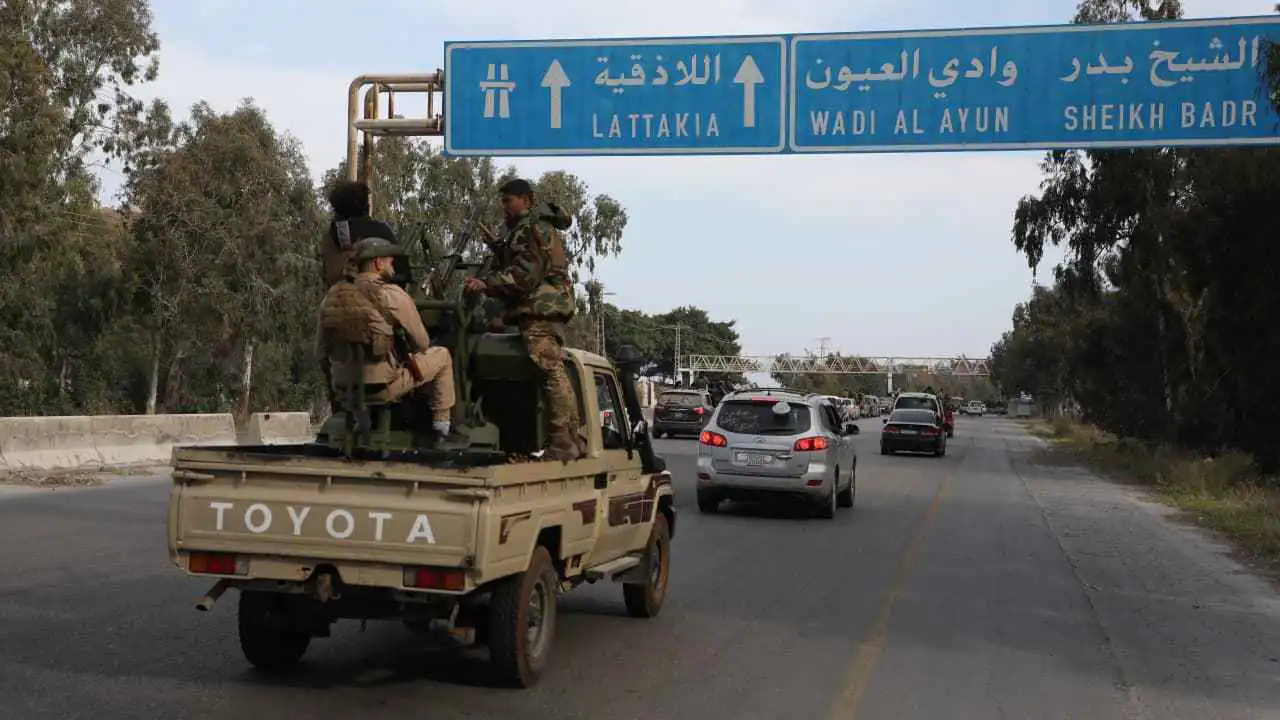 ما حقيقة الإعلان المرتقب عن تشكيل "مجلس عسكري" في الساحل السوري؟