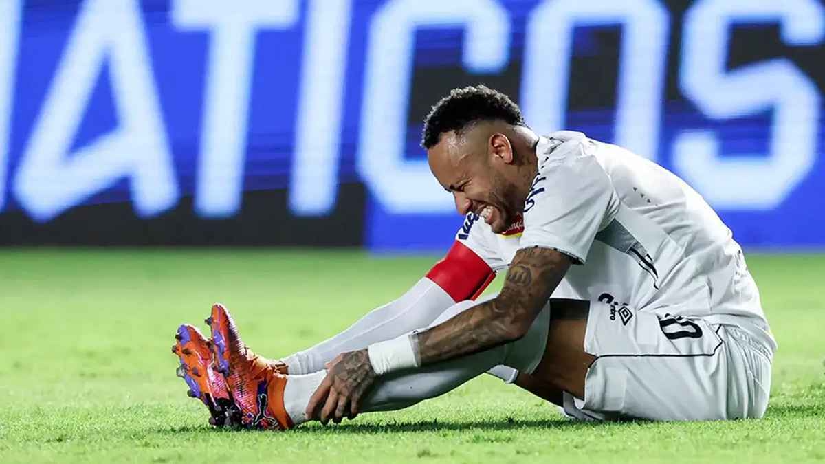 "الرباط الصليبي سببه البوكر والفتيات!".. والد نيمار يصعق الإعلام البرازيلي