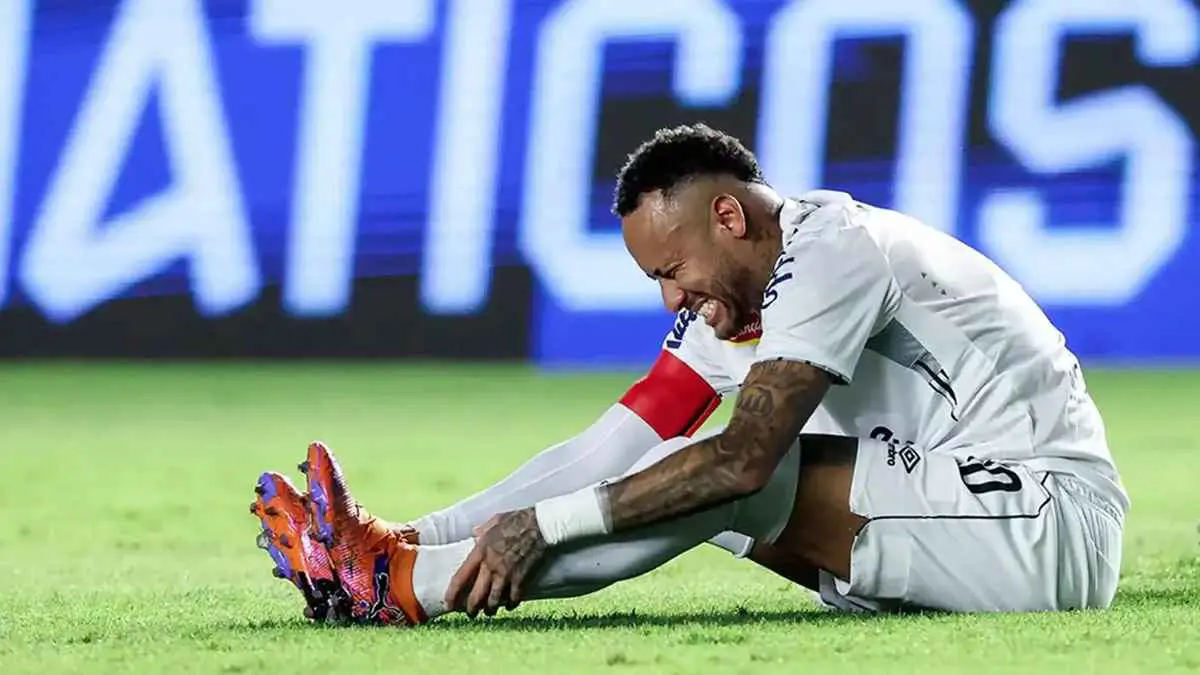 "الرباط الصليبي سببه البوكر والفتيات!".. والد نيمار يصعق الإعلام البرازيلي