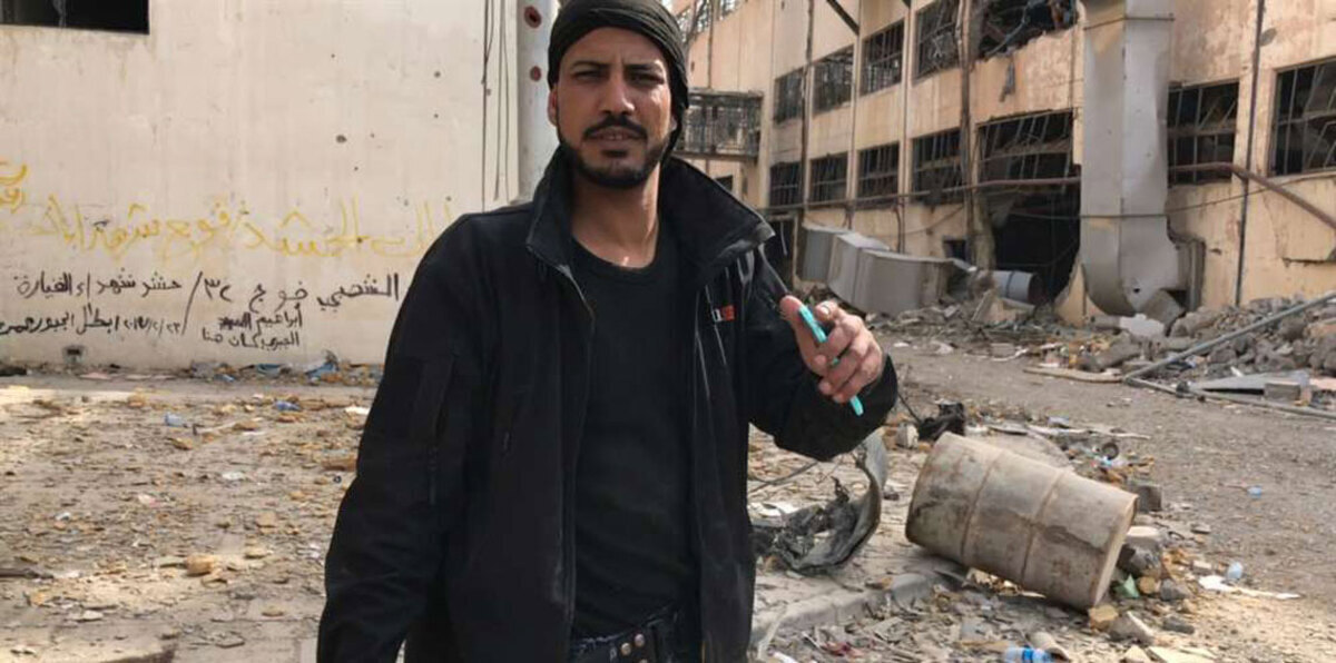 بالصور.. ذبّاح الشرطة العراقية يقر بقطعه رؤوس العشرات في الموصل