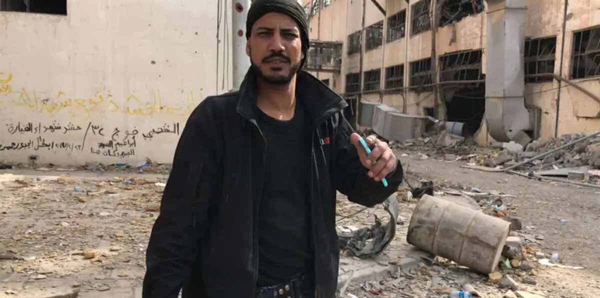 بالصور.. ذبّاح الشرطة العراقية يقر بقطعه رؤوس العشرات في الموصل