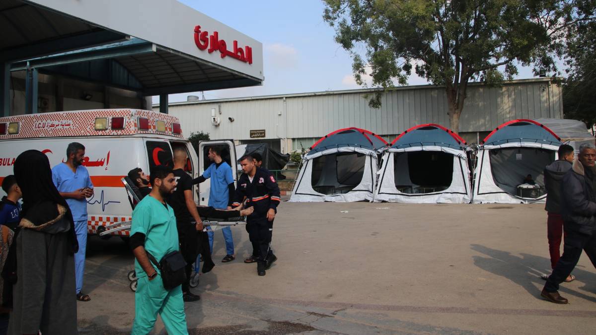 مستشفيات خانيونس تنصب خياماً لاستيعاب الأعداد المتزايدة من الإصابات