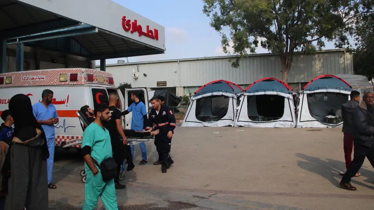 مستشفيات خانيونس تنصب خياماً لاستيعاب الأعداد المتزايدة من الإصابات